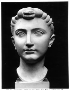 アウグストゥス皇帝の娘ジュリア（前39年～後14年）の頭部（大理石）（白黒写真 作： Roman
