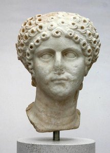 女性の頭部、小アグリッピナと思われる、紀元後50年頃（大理石製） 作： Roman