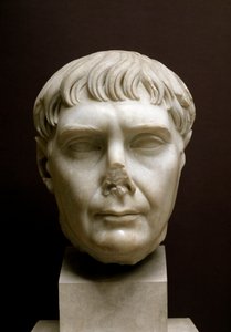 トラヤヌス帝の頭部、2世紀（大理石彫刻 作： Roman