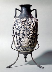 ディオニュソスの情景を描いた青花瓶と呼ばれる小さなアンフォラ 作： Roman