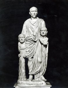 先祖の胸像（大理石）を手にするルシウス・ユニウス・ブルータス（モノクロ写真 作： Roman