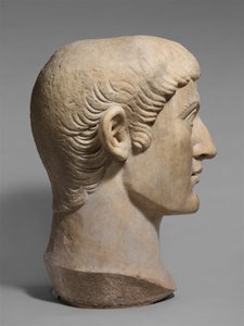 皇帝コンスタンティヌス1世の肖像頭部（大理石）、西暦325～370年頃 作： Roman