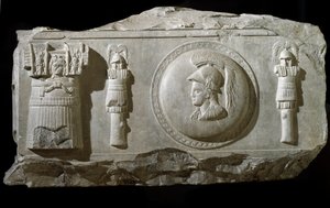 ローマのコンソラツィオーネ広場にある大理石のレリーフの破片 作： Roman