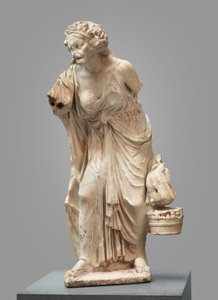 大理石の老女の像 作： Roman