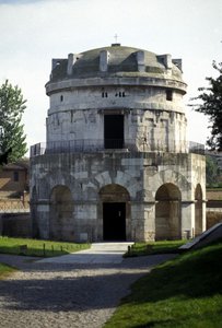 ラヴェンナにあるテオドリック大帝（455～526）の陵墓。 作： Roman