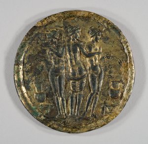 三貴妃像入り鏡 2世紀 銀、金銅 作： Roman