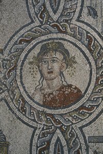 四季のモザイク、ディオニソスの家、細部、頭（モザイク） 作： Roman