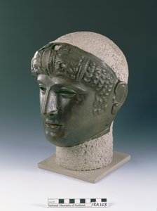メルローズ、ニューステッドのローマ遺跡から出土した若い男性の顔のパレード・マスク、紀元1世紀後半（ブロンズ 作： Roman