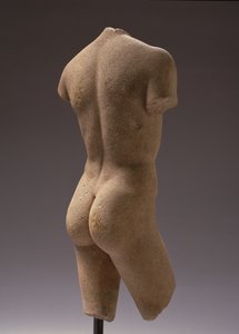 裸の青年」（大理石）の背面図（158546も参照 作： Roman