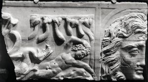 ローマの聖プリシラのカタコンベからのヨナとクジラを描いたレリーフ 作： Roman