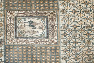 ローマ時代の都市のモザイクの跡 作： Roman