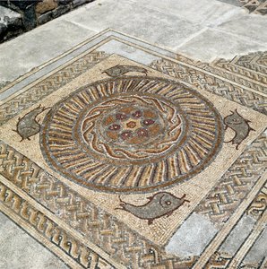 ローマ時代の都市のモザイクの跡 作： Roman