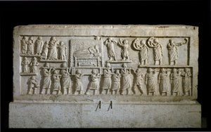 ローマ美術（サビンス）：アミテルヌムの石棺の低層レリーフは、 funebreのコルテージュを表現しています。1世紀ラクイラ、アブルッツォ・ナツィオナーレ博物館