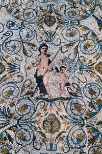 ローマのアート。円形劇場のローマ人別荘から出土した紀元4世紀のモザイク。スペイン、メリダ、国立ローマ芸術博物館 作： Roman
