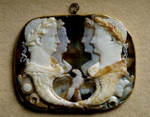 ローマ時代の美術。オニキスのカメ（Gemma Claudia）は、クロード（Tiberius Claudius Drusus）（紀元前10～54年）とその妻アグリッピン（Agrippina the Young）（紀元前15～59年）（小アグリッピン）（左）とカイウス・ユリウス・カエサル（Caius Julius Caesar dit Germanicus）（紀元前15～19年）の皇室の夫婦の表現を装飾している C) 作： Roman
