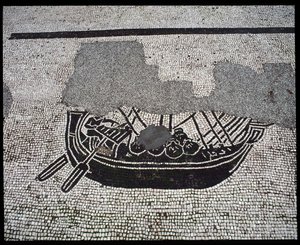 ローマのアート伍代広場にある海の男の公社の「船」モザイク 作： Roman