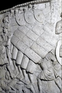 ローマの芸術「第一次世界大戦中のローマ人の襲撃」 トラヤヌス帝（53-117）の時代に建設されたローマのトラヤヌスの柱（Colonna Traiana）の浅浮彫りを再現した1862年の金型（低浮彫り）。 作： Roman
