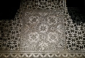 ローマ美術：ティヴォリのヴィラ・アドリアーナ（ヴィラ・ダドリアン、またはヴィラ・ハドリエンヌ）の地面のモザイク画の詳細。西暦118〜134年 作： Roman