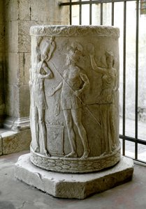 ローマ美術：犠牲の場面を表現した低いレリーフを持つ大理石の柱台。紀元前40-30年チヴィタ・カステラーナ、カテドラーレ 作： Roman