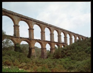 ローマ美術：タラゴナの水道橋（フェレールの水道橋またはポン・デュ・ディアブル）の眺め 1世紀、スペイン（ローマ美術：ローマの水道橋の眺め ポン・デ・レス・フェレール（ポン・デル・ディアブル） タラゴナ、スペイン 作： Roman