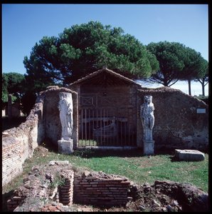 ローマ美術：神格化されたアティス（またはアティス）の聖域の遺跡の様子（IV地域