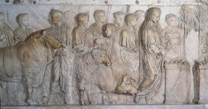 古代ローマ美術：火星神への生け贄："suovetaurilia"(suovetaurile)紀元後15-16年頃。大理石彫刻、上ローマ帝国（紀元前27年〜紀元後235年）、シャン＝ド＝マルス遺跡（ローマ）より。パリ、ルーヴル美術館（Musee Du Louvre 作： Roman