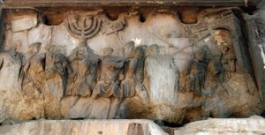 ローマ時代のアート。"メノーラまたはメノーラ（7本の枝を持つ燭台）を持つ同盟の箱舟の凱旋行進"1世紀のレリーフ。ティトゥスのアーチ、フォロ・ロマーノ（ローマの広場）、ローマ 作： Roman
