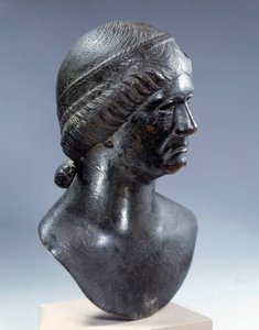 ローマ美術：ブロンズ製の女性の頭部。紀元1世紀の初めパリ、ルーヴル美術館 作： Roman