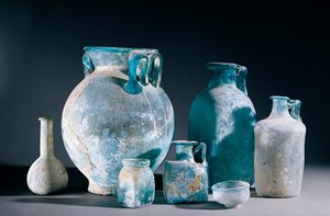 ローマ美術：ガラスの花瓶と水差し。ポンペイから。紀元1世紀ナポリ、ナチス考古学博物館 作： Roman