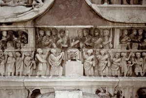 ローマ美術：シーザーのフォーラムで民衆に補助金を分配する様子を表現した大理石製の低層レリーフ。AD312-315年。ローマ、コンスタンティヌスのアーチ - ローマの芸術。民衆にお金を分配する皇帝（ラルギティオ）。レリーフ、西暦312-315年。コンスタンティヌスのアーチ