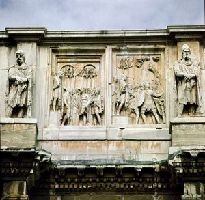 ローマ美術：民衆への補助金の分配（左）と蛮族のリーダーの降伏（右）を表現した大理石の低層レリーフ。西暦312年〜315年ローマ、コンスタンティヌスのアーチ 作： Roman