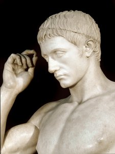 ローマ美術：アウグストゥスの甥、マルクス・クラウディウス・マルセルス（紀元前42～23年）による大理石の彫刻。詳細紀元前20年頃、アテネ人クレオメネスの手によるもの。薄さ190 cm パリ、ルーヴル美術館 作： Roman