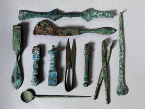 ローマ美術：ポンペイの外科医の家から出土した手術器具一式。紀元前1世紀。ナポリ、ナチス考古学博物館