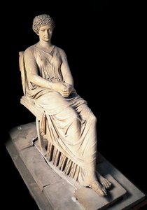 ローマ美術：ゲルマニカスの妻、アグリッピナ「アイニー」（Agrippina）（紀元前14～33年）の彫像。大理石彫刻。紀元1世紀。ナポリ、ナシオナル考古学博物館