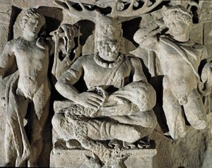 ローマ美術：ケルト起源のガリア人の神Cernunnos（またはKernunnos）は、アポロンとマーキュリーの間で表現されている。ランス出土。紀元1世紀。ローマ、ローマ市民博物館 作： Roman