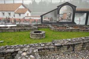 ローマ時代の芸術：紀元前15～10年のアウグスタ・ラウリカの考古遺跡（スイス）の様子。 作： Roman