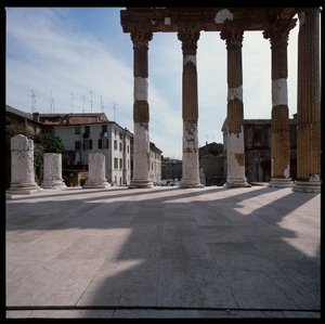 ローマ美術：議事堂（カピトリウム）の眺め、紀元73年、イタリア・ブレシア 作： Roman
