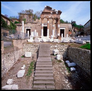 ローマ美術：議事堂（カピトリウム）の眺め、紀元73年、イタリア・ブレシア 作： Roman
