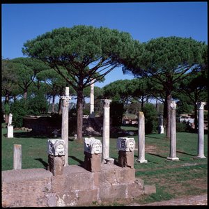 ローマ美術：オスティアの考古学的遺跡、ケレース神殿の遺跡の様子 作： Roman