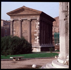 ローマ美術：ポルトゥヌス神殿（男運の神殿）跡の眺め、ボアリウム・フォーラムの考古学的遺跡、紀元70〜80年、イタリア・ローマ（Roman art: view of the Temple of Fortuna Virilis (Portunus) Rome, Italy） 写真撮影 作： Roman