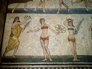 ローマアート：運動に励む若いローマ人たち。腎臓の周りにふんどしを巻き、胸にはストロピウム（ブラジャーの控え）をつけている。手にしているヤシの枝は勝利のシンボル。モザイクの詳細 315-350 AD.アルメリーナ広場、ヴィラ・ローマ 作： Roman