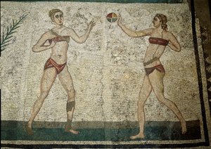 ローマの芸術：ボールをプレーする若い女性。若いローマ人は体操に従事しました。彼らは腎臓の周りにふんどしとストロフィウムを着ています