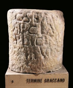 ローマ時代の文明、グラッキの法律で割り当てられた区画を示す境界石 作： Roman