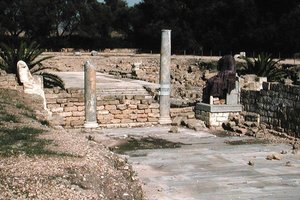 2つの像がある通りの遺跡 作： Roman