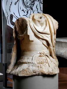 アレキサンダー大王の元の銅像のコピーであると考えられている騎兵の彫刻された胴体、紀元前75〜25年頃（大理石）（371175も参照） 作： Roman