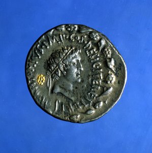 クレオパトラと共に君臨したローマの政治家、アンソニーまたはマルク・アントワーヌ（紀元前83年〜紀元前30年）の肖像をあしらった銀貨と金貨です。 作： Roman