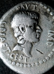 マルクス・ジュニウス・ブルータス（紀元前83～42年）の肖像が描かれた銀貨 作： Roman