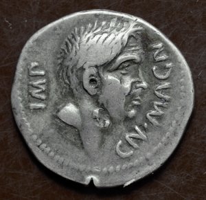 ポンペイ大王の肖像が描かれた銀貨（Gneo Pompeo MagnoまたはGnaeus Pompeius Magnus 作： Roman