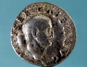 ローマ皇帝ガルバ（紀元前5年～紀元後69年）の肖像が描かれた銀貨（JC）。ミラノのメダグリエのコレクション。 作： Roman