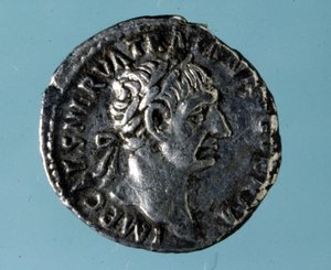 ローマ皇帝ネルヴァ（26〜98歳）の肖像をあしらった銀貨。 作： Roman